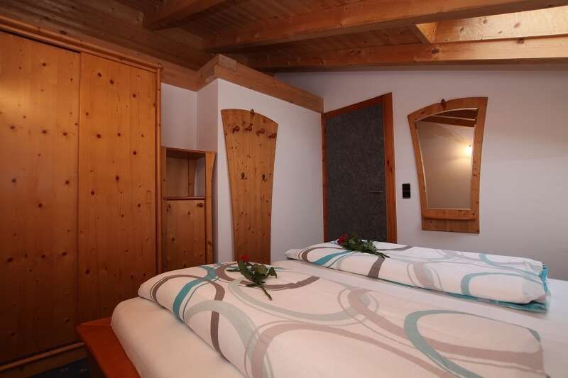 Apartment with a double bed at the Seaper Ranch in the Wipptal